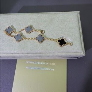 Van Cleef & Ariel’s Alhambra clover bracelet 18k gold onyx